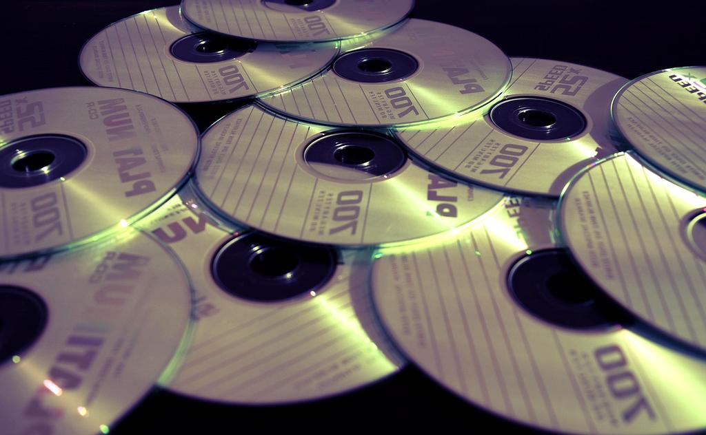 Personal quantum storage unit with glowing data streams