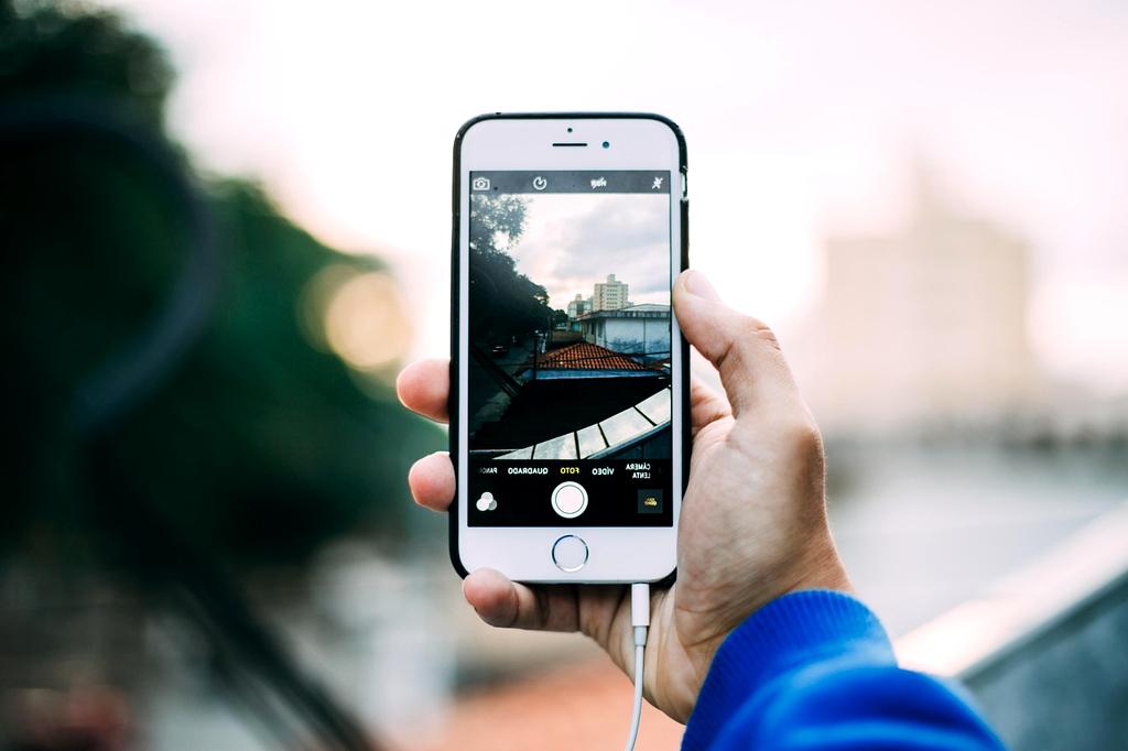 Deleting duplicate photos on smartphone